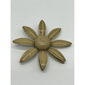 Vintage Off-White Beige Metal Daisy Flower Brooch Lapel Pin Retro Jewelry